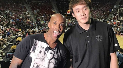 京城老友他乡遇，马布里现场为丁彦雨航助威