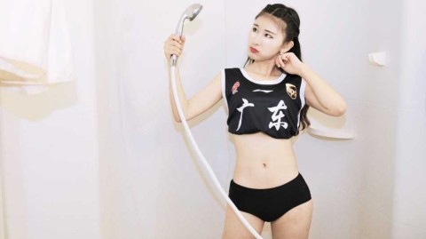 广东宏远篮球宝贝浴室创意写真，激情应援助力球队客场大胜上海取六连胜