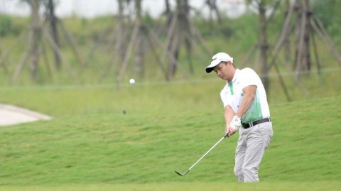 绿茵挥杆间的风采：高尔夫赛场上的专注与互动