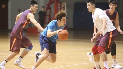 山东高速男篮备战新赛季，训练场上欢笑与汗水齐飞
