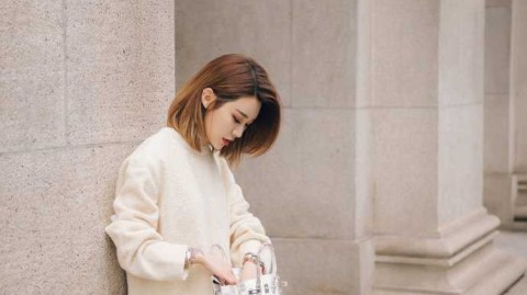 李根娇妻街头漫步宛若画中人，硬汉背后的温柔她撑起一片天