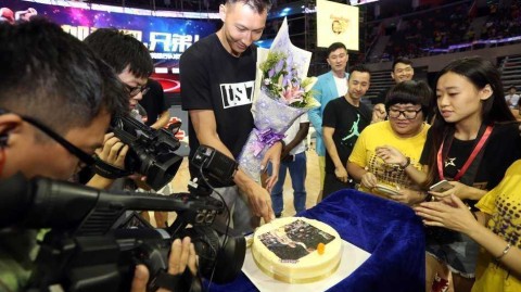 温情满溢东风日产文体中心 易建联与千名球迷共筑宏远嘉年华记忆