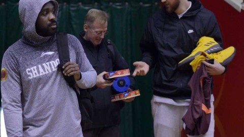 齐鲁德比前最后一练很欢乐 丁彦雨航化身“开心果”率队静候浙江