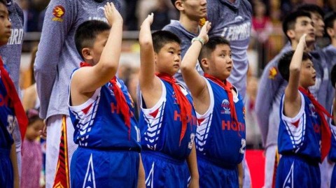 小小少年闯入CBA赛场，专注眼神抢镜成最萌风景线