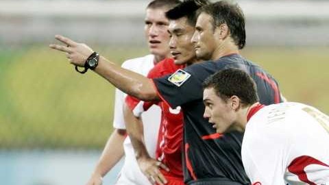 国足0-4哥伦比亚热身赛复盘：防线崩盘新帅体系水土不服