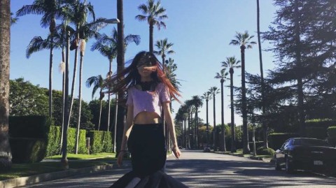 王仕鹏与爱妻李跑的幸福旅途：镜头下的长腿女神与温情漫画