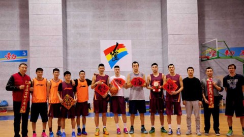 辽篮新春集体贺岁 郭艾伦炫酷发型送祝福