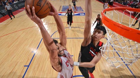 周琦夏季联赛绽放防守光芒，哈登保罗场边督战引期待