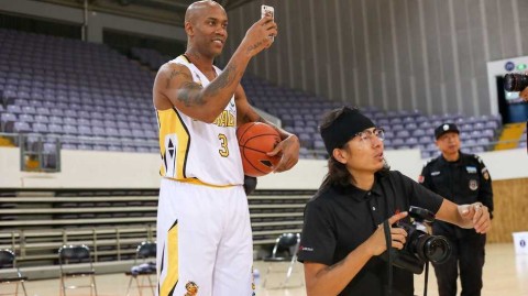 京城最后的独狼马布里变身摄影大师北控写真幕后全记录