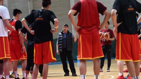 宫鲁鸣海埂督训重铸男篮筋骨 李根周鹏攻防演练各显神通