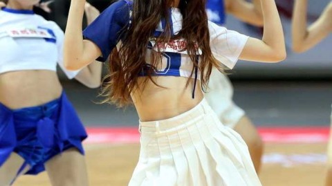 严寒中的热舞精灵：致敬八一男篮赛场上的篮球宝贝