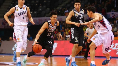 辽粤大战经典回顾：郭艾伦飞天劈扣，杨鸣无奈苦笑，外援对飙引爆全场