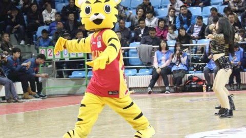 寒冬热舞：长春赛场上的啦啦宝贝与吉祥物