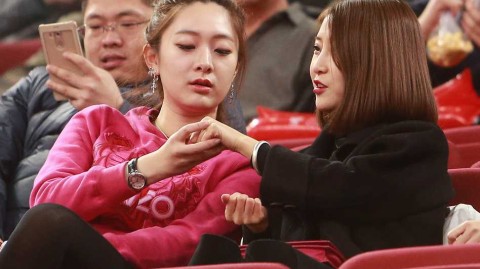 京沪大战场边风景线 翟晓川方硕女友助威团姐妹情深