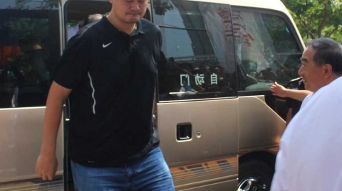 姚明现身华侨大学 助力世界大学生三对三篮球联赛掀起青春风暴