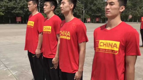 男篮蓝队军营铸魂记：韩德君烈日展豪情，刘晓宇英姿引赞叹