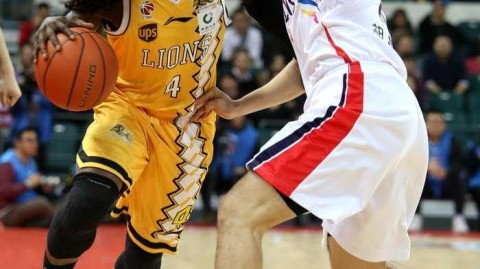 CBA激战：福特森准三双引领广厦火力全开，广州主场惜败领头羊