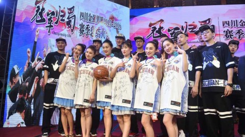 哈哈组合冠军归蜀：哈达迪哈里斯与球迷的温情瞬间