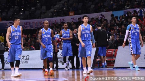 京城德比烽火录：马布里的怒吼与李慕豪的双面人生