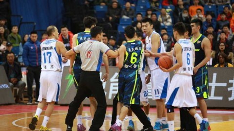 青岛寒夜中的火爆一幕：陈江华遭“暗拳”拂面，瞬间引爆赛场冲突