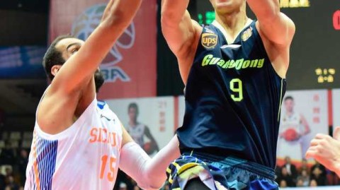 宿敌之战：易建联与哈达迪的内线巅峰对决