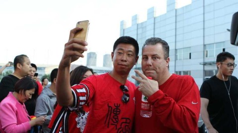 邓华德跨界助威中超 胜利手势点燃长春球迷激情