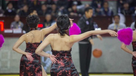 赛场边的热舞精灵：拉拉队宝贝与美女DJ点燃全场