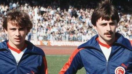 标题：国家德比拜仁2-2憾平多特，6分领跑优势不变（28字）