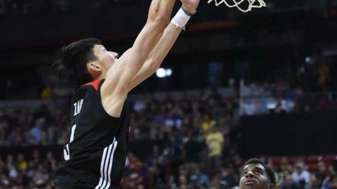 夏季联赛周琦防守端尽显天赋 关键补扣封盖助火箭翻盘太阳