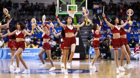 中韩男篮赛场之外的另一道风景线：篮球宝贝的性感热舞对决