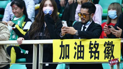 水球女神跨界助阵，熊敦瀚长发披肩观战CBA为孙铭徽加油