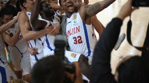 天津荣钢新势力！镜头定格“后张楠时代”首季欢腾，巨人霍尔曼变身自拍狂魔