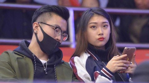 齐鲁冬夜暖意融，场边佳人胜春光——记山东高速主场那道别样风景