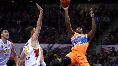 京沪大战激情碰撞 外援主导本土亮剑