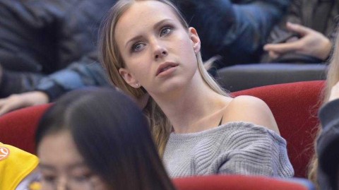 莫泰娇妻看台助阵，山东“火箭组合”燃烧泉城之夜