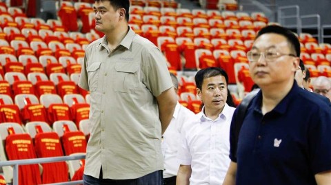 姚明现身大连督战，男篮红队新阵惜败伊朗