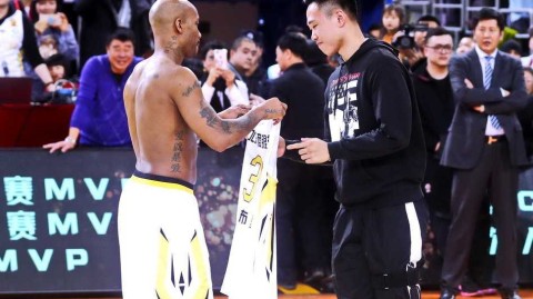 京城传奇完美谢幕 马布里泪洒奥体将三号战袍传承贺希宁