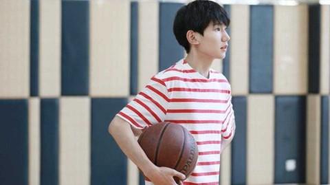 追风少年王源：篮球场上的红色闪电，定格十七岁的自由与热烈