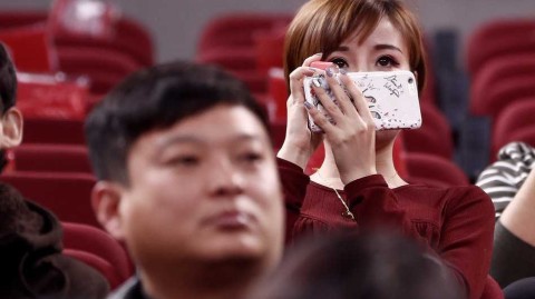 京粤大战看台明珠：方硕女友短发干练，凝望赛场柔情似水