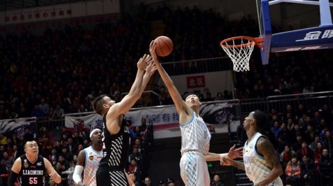 周琦攻防两端统治比赛，亚当斯狂砍48分，新疆险胜辽宁挺进总决赛