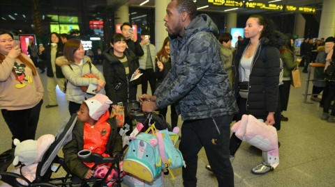 辽篮将士载誉返沈 哈德森小公主萌翻接机现场