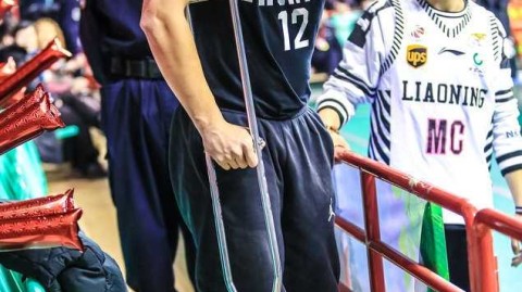 铁杆球迷拄拐助威 辽篮精神感动赛场