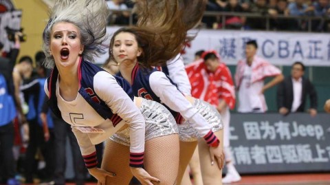 广州篮球宝贝热舞燃爆羊城 长腿翘臀演绎赛场活力