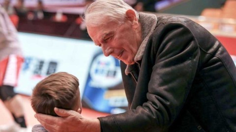 齐鲁铁骑的温柔注脚：回望山东男篮传奇赛季与场边的家人风景