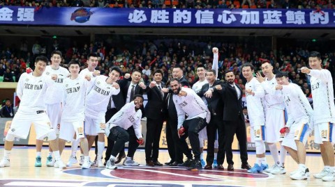 荣耀时刻：四川男篮加冕CBA总冠军，哈达迪荣膺MVP泪洒颁奖台