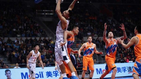 单外援广东力克上海取三连胜 易建联轰37+15献暴力隔扣