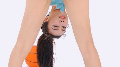 运动女神苏巍篮球场定格夏日甜酷瞬间