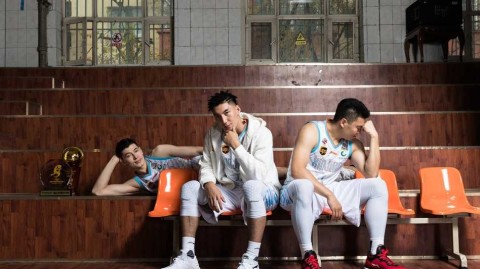 新疆广汇飞鲨破浪前行 新赛季全家福彰显卫冕雄心