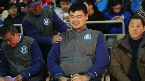 大鲨鱼二十周年老友记 姚明客串裁判获封“姚黑哨”