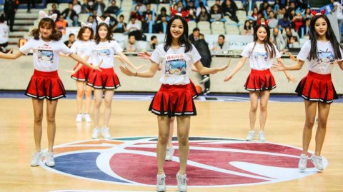 CBA拉拉宝贝俏皮热舞点燃赛场，青春风暴席卷第十六赛季